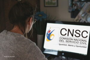 convocatoria Territorial 10, pruebas escritas de la CNSC, Mujer verificando resultados de pruebas escritas de la CNSC, Más Colombia
