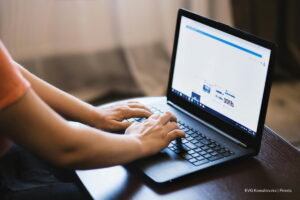 feria de empleo en Bogotá, ofertas laborales, Persona aplicando a ofertas laborales, Más Colombia
