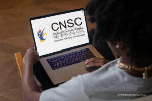 curso virtual de la CNSC, Escuela Virtual de la CNSC, Persona inscribiéndose al nuevo curso virtual de la CNSC, Más Colombia