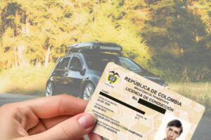 Persona portando nueva licencia de conducción, licencia de conducción, Más Colombia