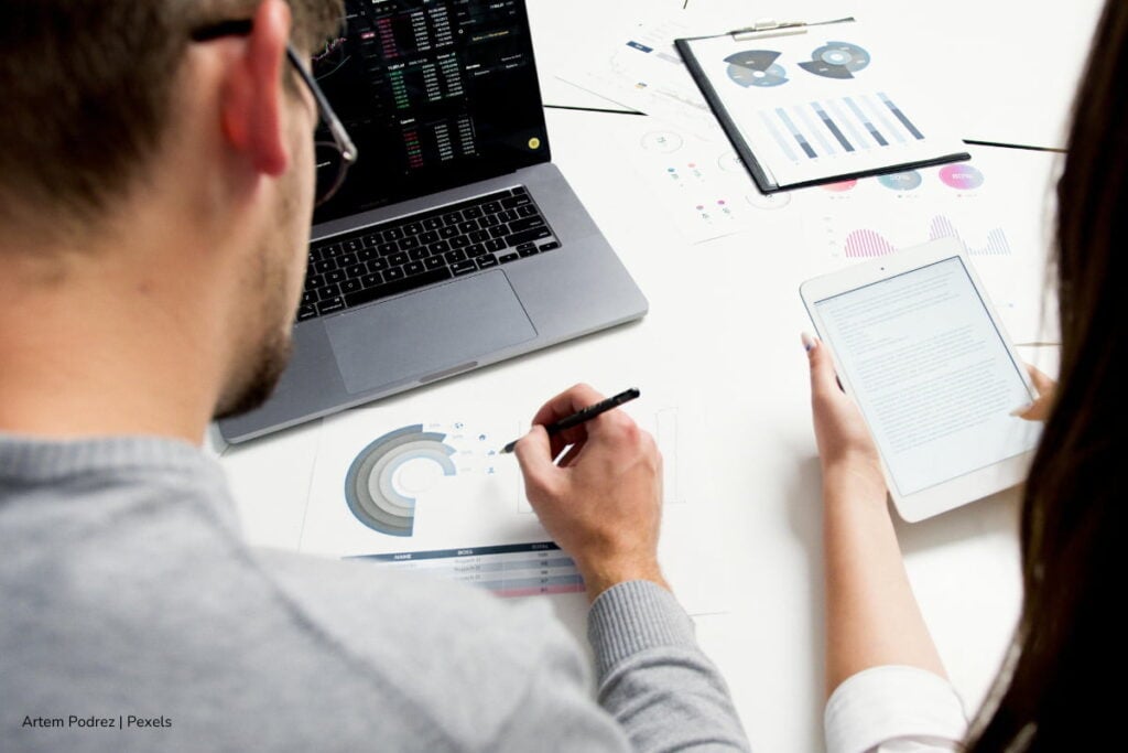 Ya puede consultar si fue admitido a la siguiente etapa del concurso Antioquia 3 de la CNSC: Pasos para ver resultados de Verificación de Requisitos Mínimos 2 concurso Antioquia 3, resultados de Verificación de Requisitos Mínimos, Personas evaluando pruebas de concurso Antioquia 3, Más Colombia