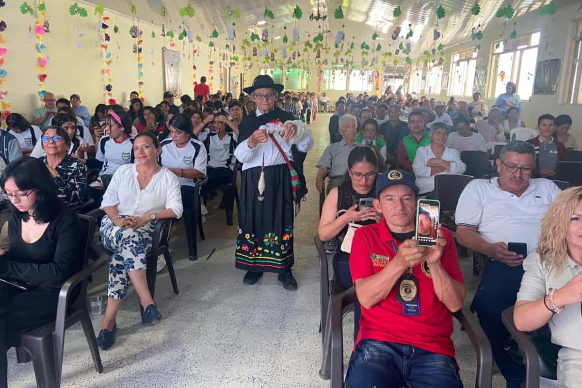 explotación de caliza, Personas participando en la acción popular, Más Colombia
