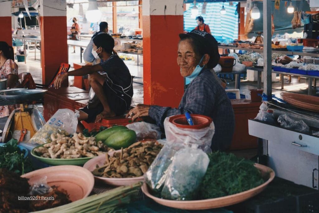 Más de la mitad de los colombianos trabaja en la informalidad y sin garantías: mujeres negras e indígenas son las más afectadas 4 Informalidad en Colombia, Precariedad laboral, Ventas ambulantes.