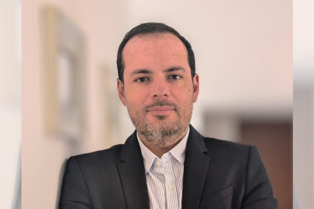 Roger Buendía, Columnista, Más Colombia