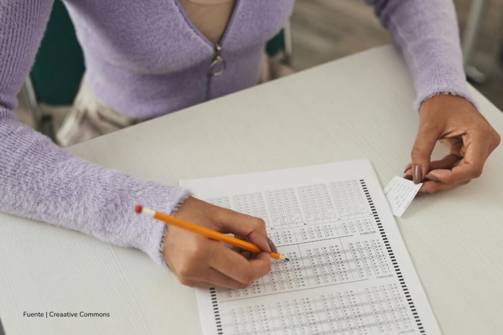 ¡Prepárese para las pruebas escritas del concurso Contralorías Territoriales de la CNSC! 5 recomendaciones que no puede perderse 4 concurso Contralorías Territoriales, persona realizando prueba, Más Colombia