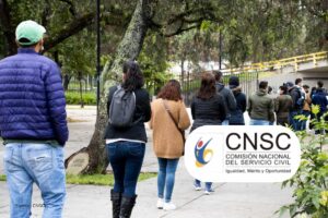 concurso Contralorías Territoriales, personas accediendo a pruebas escritas, Más Colombia