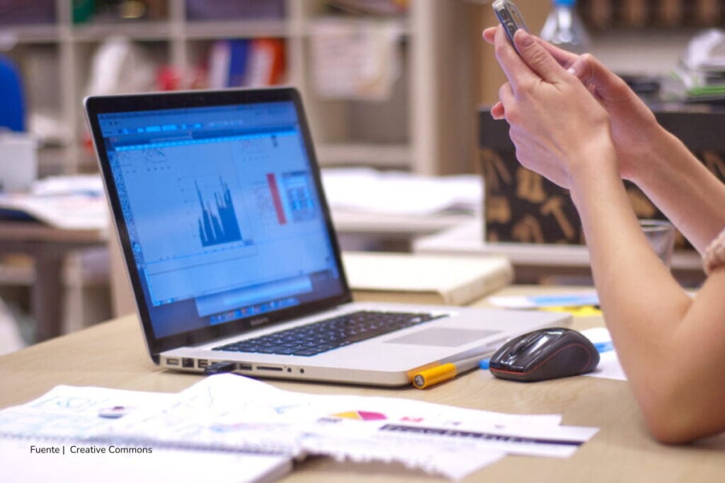 ¿Listo para las pruebas escritas del concurso Distrito Capital 6? Ya hay fecha para la citación y detalles clave sobre la jornada 2 concurso Distrito Capital 6, persona frente a computador portátil, Más Colombia