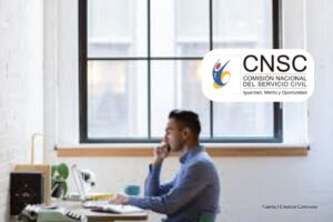 concurso Ministerio del Trabajo, hombre verificando resultados, Más Colombia