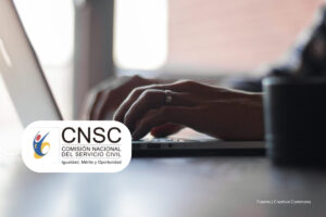 concurso de Contralorías Territoriales, persona digitando en un computador, Más Colombia