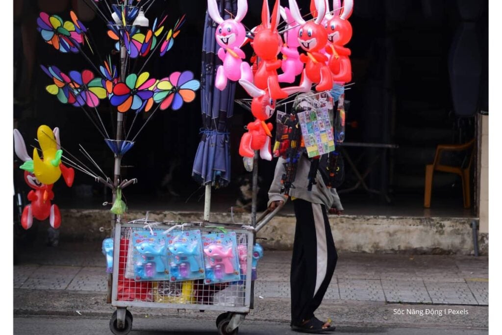 Más de la mitad de los colombianos trabaja en la informalidad y sin garantías: mujeres negras e indígenas son las más afectadas 3 Informalidad en Colombia, Precariedad laboral, Ventas ambulantes.
