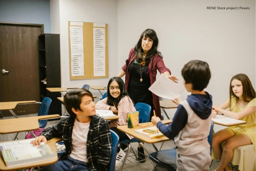 ¡Atención, docentes provisionales! Sistema Maestro 3.0 tiene nuevas modalidades para postularse 2 Sistema Maestro 3.0, docentes provisionales, docentes enseñando en clase, Más Colombia