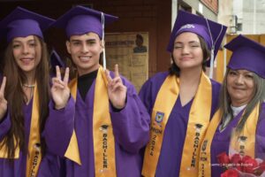 educación para personas LGBTI, Casas LGBTI, personas graduándose de bachillerato, Más Colombia