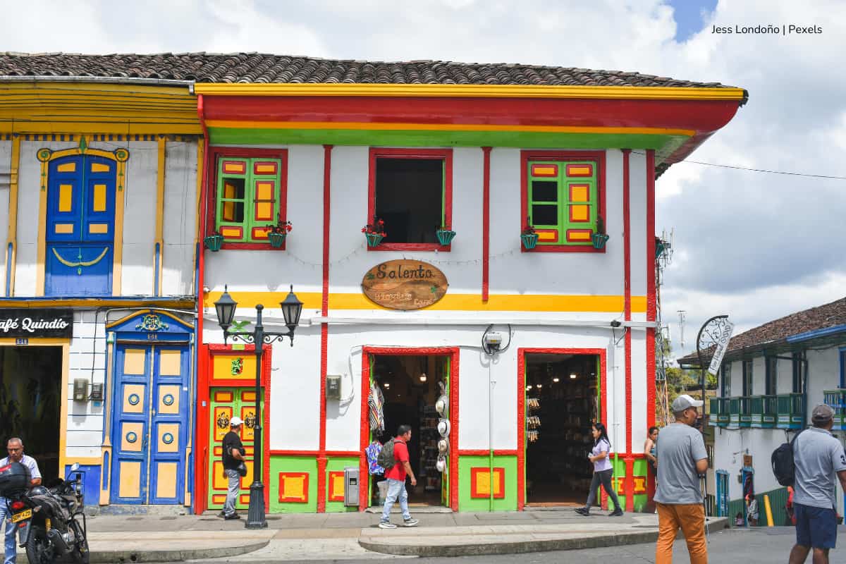 Viajar por el Eje Cafetero en bus: una forma barata y cómoda de visitar tesoros naturales y culturales 1 Eje Cafetero, zona cafetera, planes en el Eje Cafetero, fincas cafeteras Colombia, Salento, Más Colombia