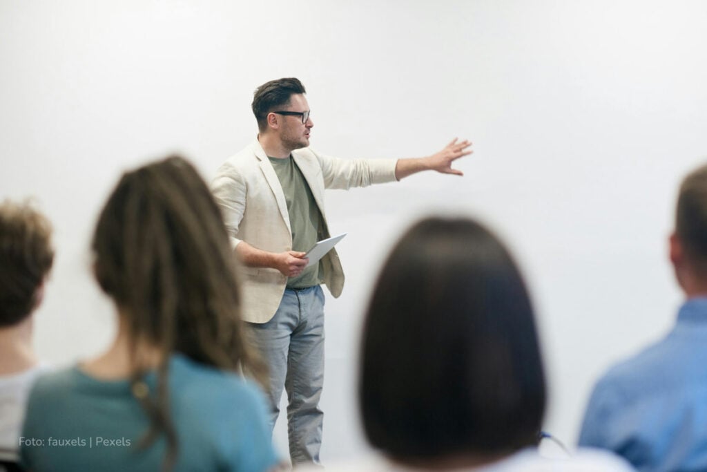 calendario de pagos docentes 2025, prima docente, primas y bonificaciones docentes 2025, profesor explicando, estudiantes, más colombia