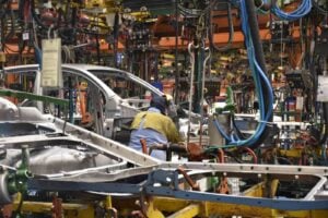 Manufactura, industria de automóviles con personas trabajando, empresas más grandes de colombia, más colombia