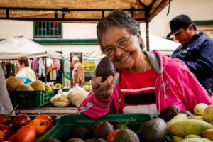 mercados campesinos de Bogotá, campesina con un mercado en Bogotá, Más Colombia