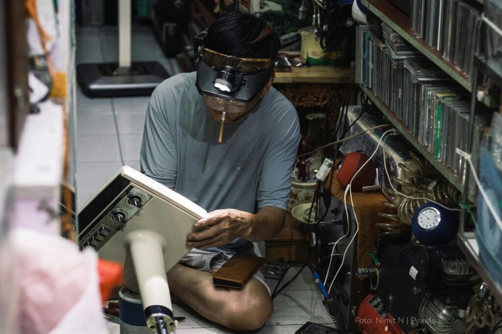 Mujeres y jóvenes, los más golpeados por el desempleo en Colombia 2 Desempleo en Colombia, Joven trabaja en un artefacto como técnico, más colombia