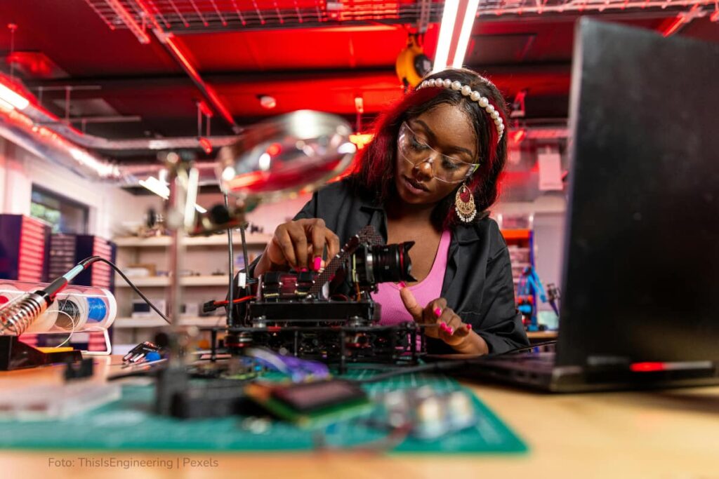 Desempleo en Colombia, mujer afrodescendiente ingeniera trabaja en un proyecto, más colombia