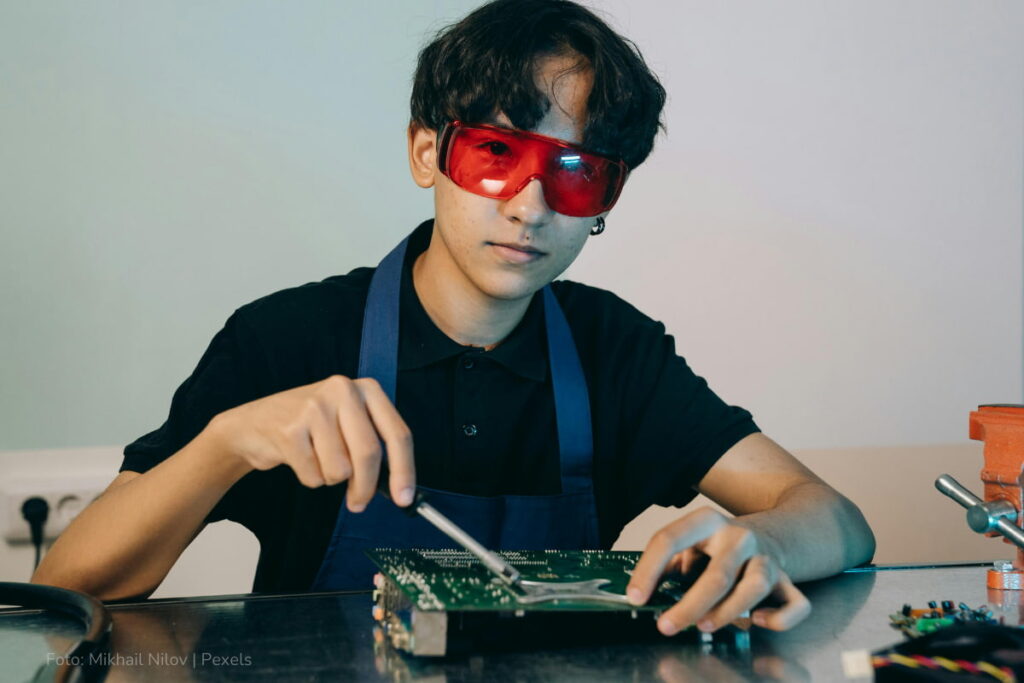 Mujeres y jóvenes, los más golpeados por el desempleo en Colombia 3 Desempleo en Colombia, Joven trabajando como ingeniero eléctrico, más colombia