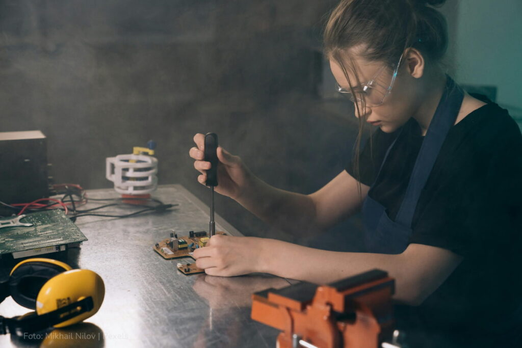 Mujeres y jóvenes, los más golpeados por el desempleo en Colombia 4 Desempleo en Colombia, mujer trabajando en un dispositivo electrónico, más colombia