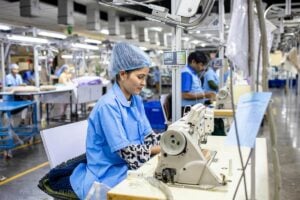 Trabajadores frente a máquinas de coser