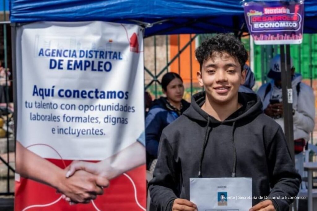 ofertas laborales, primer empleo, joven postulándose a su primer trabajo, Más Colombia