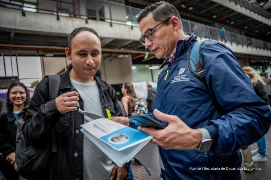 ofertas laborales, primer empleo, personas instruyendo a preseleccionados, Más Colombia