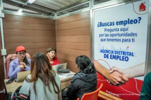 ofertas laborales, primer empleo, personas orientando a otras para mejorar sus perfiles profesionales, Más Colombia