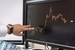 economía global en 2025, gráficos en una pantalla muestran una caída en la economia global en 2025, más colombia