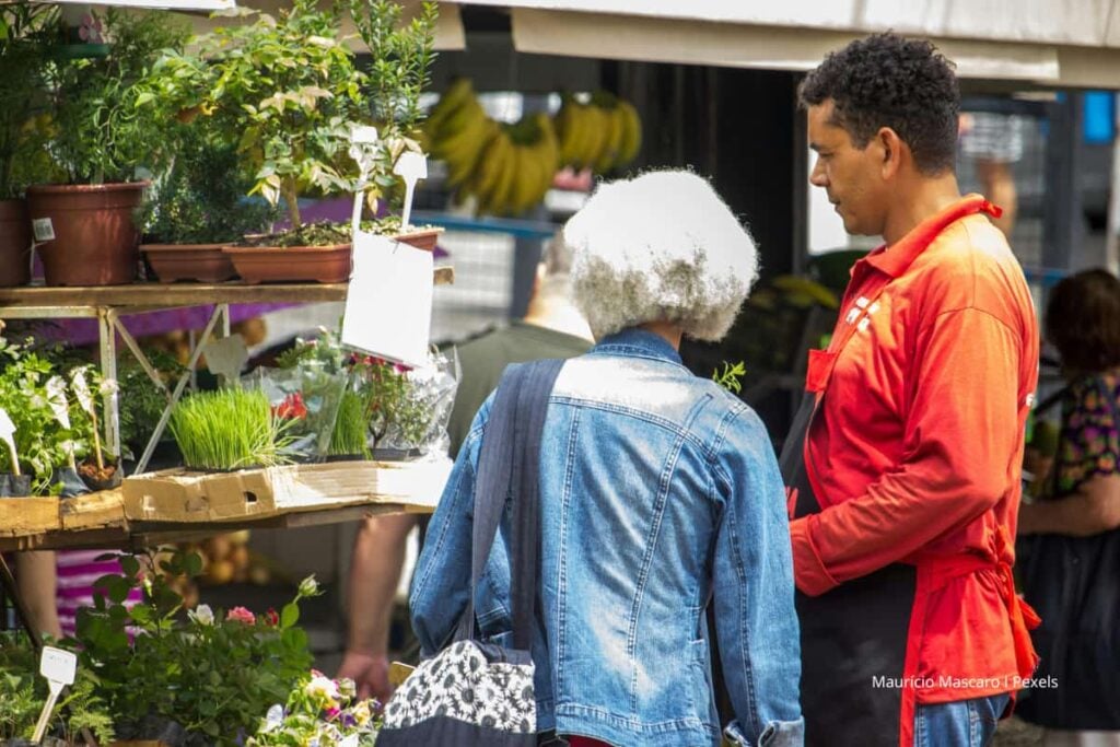 Más de la mitad de los colombianos trabaja en la informalidad y sin garantías: mujeres negras e indígenas son las más afectadas 2 Informalidad en Colombia, Precariedad laboral, Ventas ambulantes.