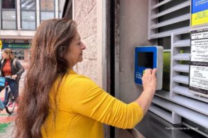 pasajes gratis en julio, TransMilenio, mujer recargando su tarjeta de máquina, Más Colombia