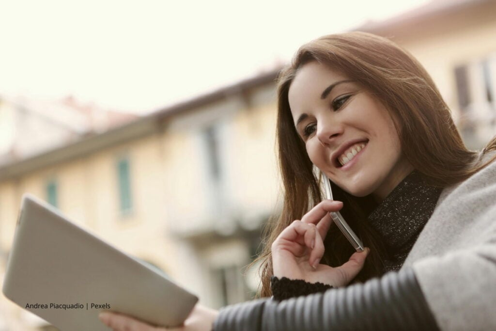 Cómo elegir el mejor operador móvil según tus hábitos de consumo 3 Operador móvil, Hábitos de consumo de telefonía móvil, mujer hablando por celular