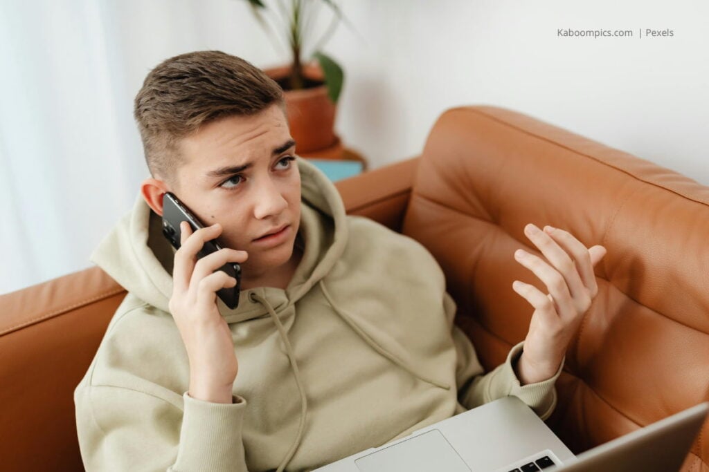 Cómo elegir el mejor operador móvil según tus hábitos de consumo 4 Operador móvil, Hábitos de consumo de telefonía móvil, joven hablando por celular