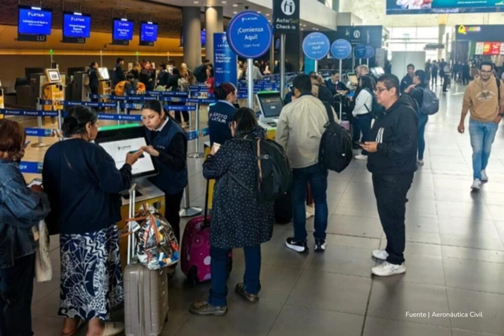 turismo internacional, personas transitando en un aeropuerto, Más Colombia