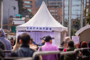 vacantes laborales, carpa para atender a candidatos laborales, Más Colombia