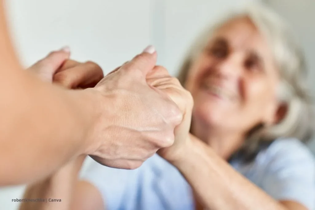Colombia Mayor 2025: aumento del subsidio y requisitos para adultos mayores 2 Requisitos Colombia Mayor 2025 – abuela tomando manos de cuidador