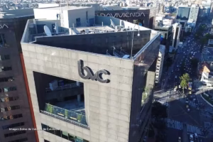 Fachada del edificio principal de la Bolsa de Valores de Colombia -BVC en Bogotá con logo visible.