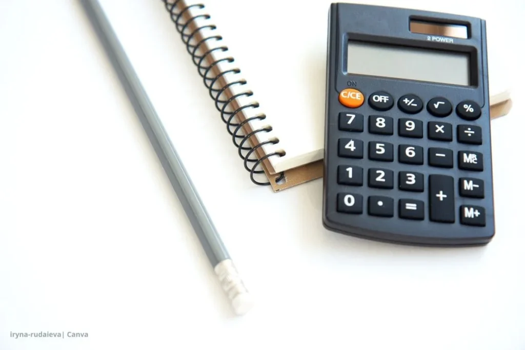 Mi casa ya 2025: guía completa para acceder al subsidio de vivienda en Colombia 2 Montos subsidio Mi Casa Ya 2025 – Calculadora y lápiz sobre libreta