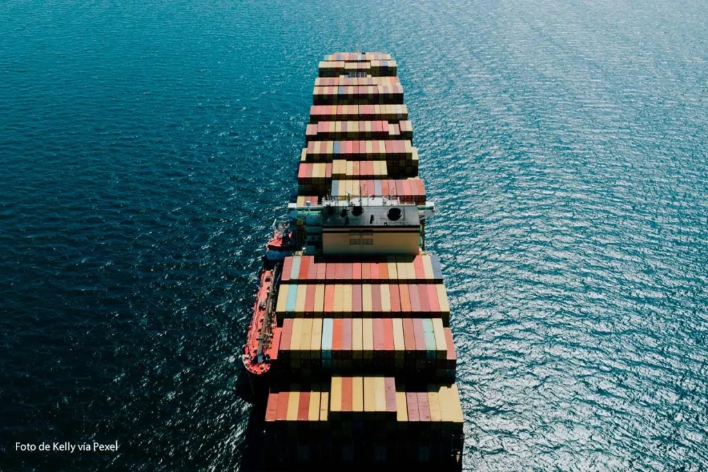 ¿Pueden los nuevos aranceles de Trump convertirse en una oportunidad para Colombia? 3 Buque portacontenedores avanza por mar abierto en medio de la reconfiguración del comercio global tras las decisiones de Donald Trump.