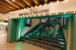 Escaleras de cine decoradas con imágenes de Atlético Nacional.