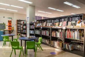 Biblioteca pública de Bogotá con mesas y sillas verdes de lectura infantil de BiblioRed