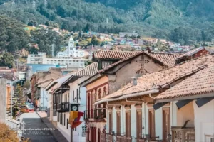 Vista de Bogotá con casas coloniales y cerros; ciudad donde se ofrecen cursos de inglés.