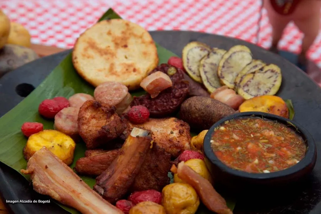 Fritanga Fest 2025 cerró con más de 30.000 platos vendidos 2 Bandeja con fritanga y arepa representando platos típicos de Colombia.