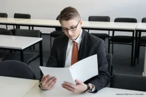 ofertas de empleo, empleo en Bogotá, Hombre joven buscando empleo en Bogotá, Más Colombia