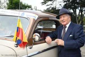 Desfile de Autos Clásicos y Antiguos 2025, Hombre listo para el Desfile de Autos Clásicos y Antiguos 2025, Más Colombia