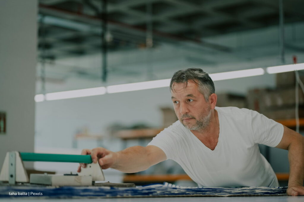 Si presentó pruebas escritas para el concurso Distrito Capital 6, así debe consultar sus resultados preliminares y hacer reclamaciones 4 concurso Distrito Capital 6, Hombre trabajando en su negocio, Más Colombia