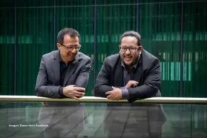 José Gómez y Diego Claros, músicos colombianos, posan juntos antes del concierto en Bogotá.