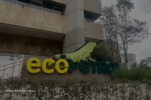 Fachada de la sede de Ecopetrol en Bogotá con logo e iguana