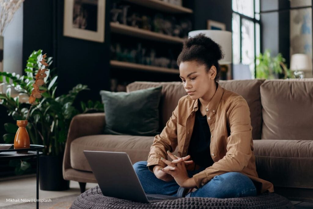 Si participa en el concurso DIAN 2667 de la CNSC, así puede consultar la citación en SIMO a las pruebas escritas para este 17 de agosto 4 concurso DIAN 2667, Mujer consultando citación a pruebas escritas desde SIMO, Más Colombia