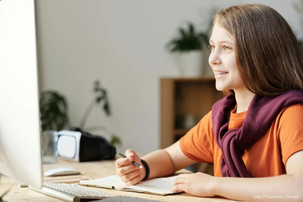 concurso Antioquia 3, Mujer consultando respuesta de reclamaciones, Más Colombia